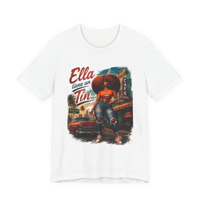 Camiseta - 'Ella Tiene un Tin" Estilo urbano vintage con diseño afrocéntrico para mujer.